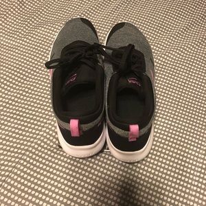 Women’s size 10 Nike flex experience